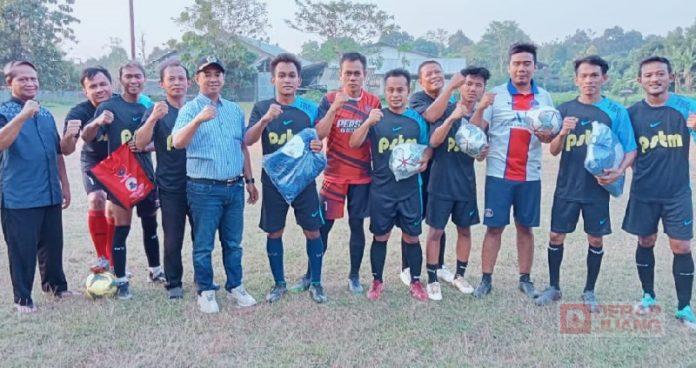 Aa Ipunk Berikan Bantuan Kacamata dan Peralatan Olahraga