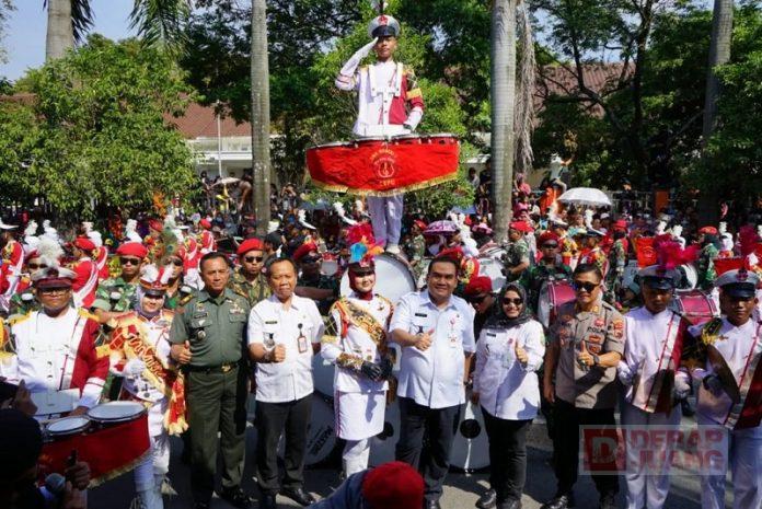 Atraktif dan Meriah, Mbak Etik Lepas Peserta Pawai Karnaval Kecamatan Cepu