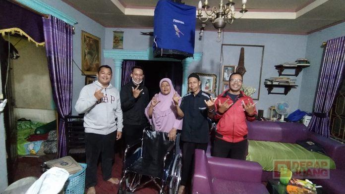 Bagas Bachtiar Salurkan Kursi Roda Bantuan dari Mbak Casytha