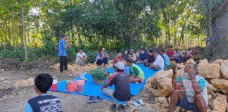 Bentuk Kepedulian Mas Rio, Rehap Makam di Desa Putatsari