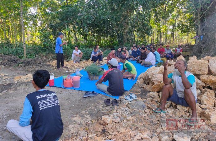 Bentuk Kepedulian Mas Rio, Rehap Makam di Desa Putatsari