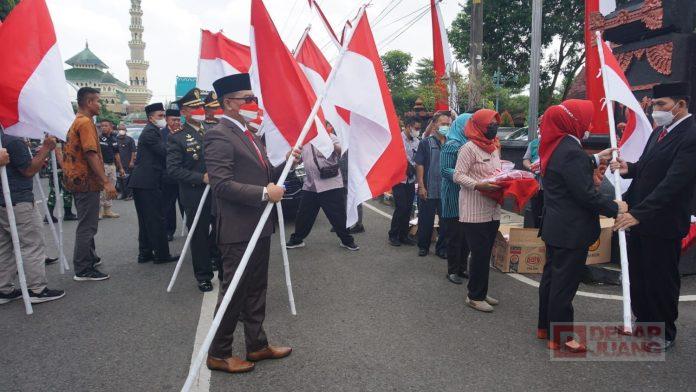 Bersama Bambang Irawan, Bupati Tiwi Bagikan 16.000 Bendera Kepada Warga