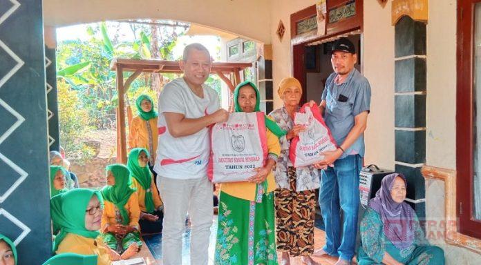 Bersama Pengurus Ranting, Junarso Salurkan Bantuan Sosial di Dua Desa