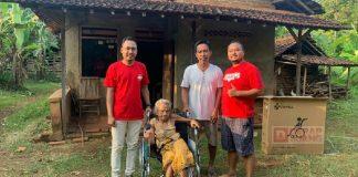 Bobby Berikan Kursi Roda pada Lansia Desa Senenan