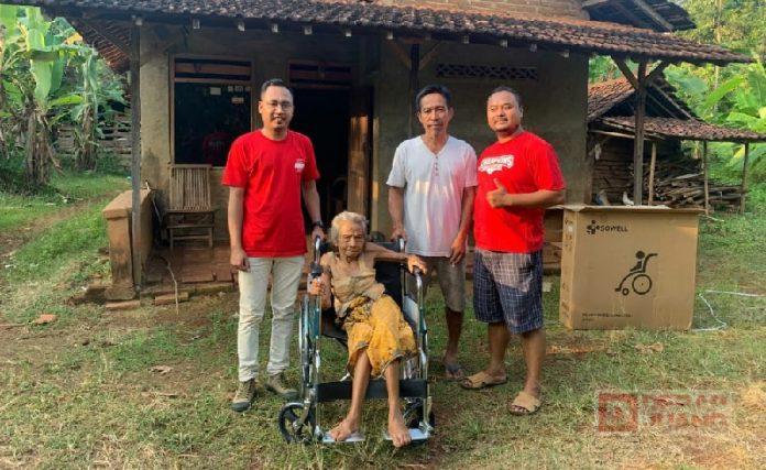 Bobby Berikan Kursi Roda pada Lansia Desa Senenan