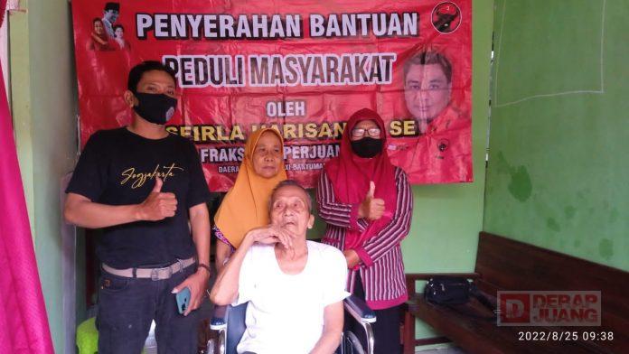 Bogi Berikan Kursi Roda Kepada Warga Arcawinangun