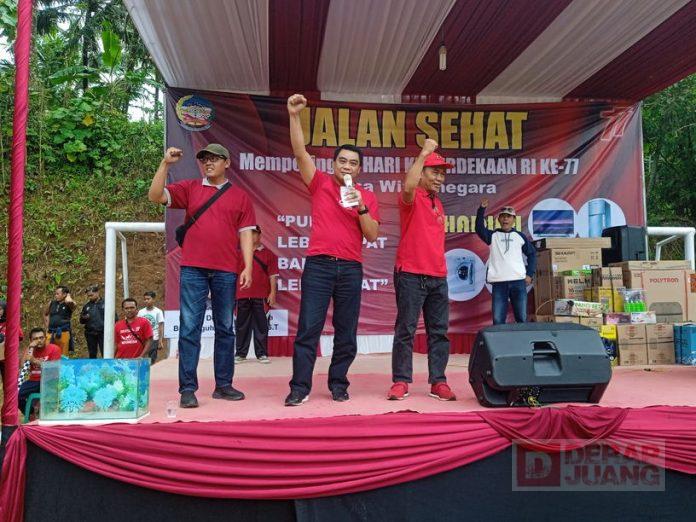 Bogi Lepas Peserta Jalan Sehat di Desa Windunegara