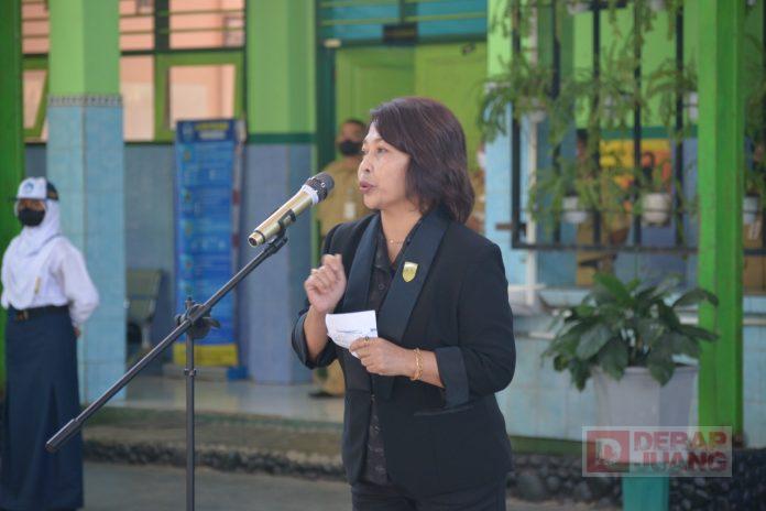 Bumikan Pancasila, Dwi Indah Widowati Jadi Pembina Upacara di SMP N 9 Salatiga