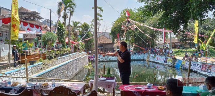 Bung Dance Buka Lomba Panjat Pinang di Kali Benoyo(2)