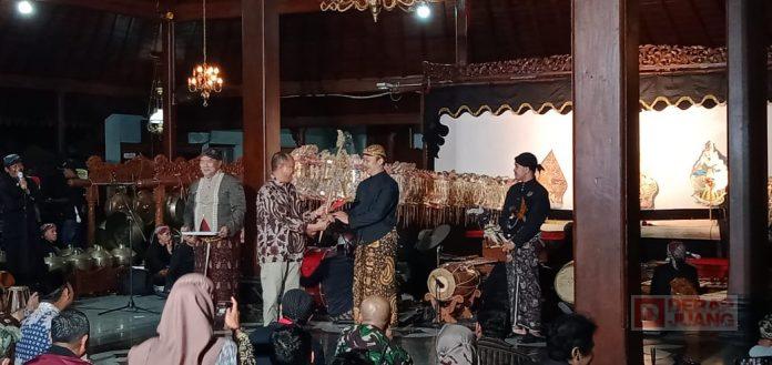 Bupati Husein Hadiri Acara Pitulasan Munggah Pendhapa