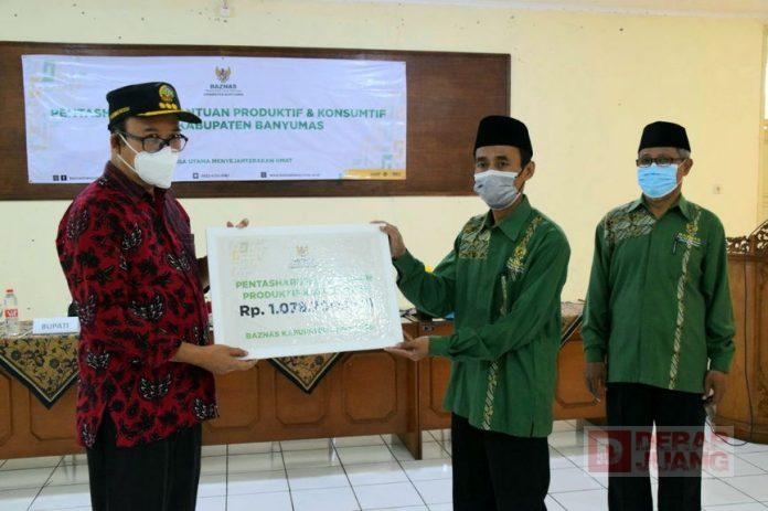 Bupati Husein Serahkan Bantuan dari BAZNAS Banyumas Kepada 997 Mustahik
