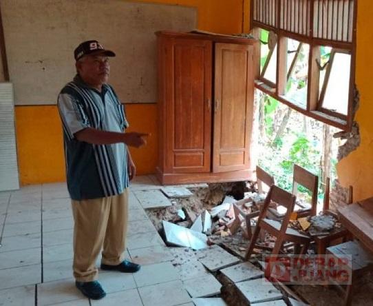 Bupati Husein Tinjau Bangunan SD Negeri 2 Ciarus yang Mengalami Kerusakan