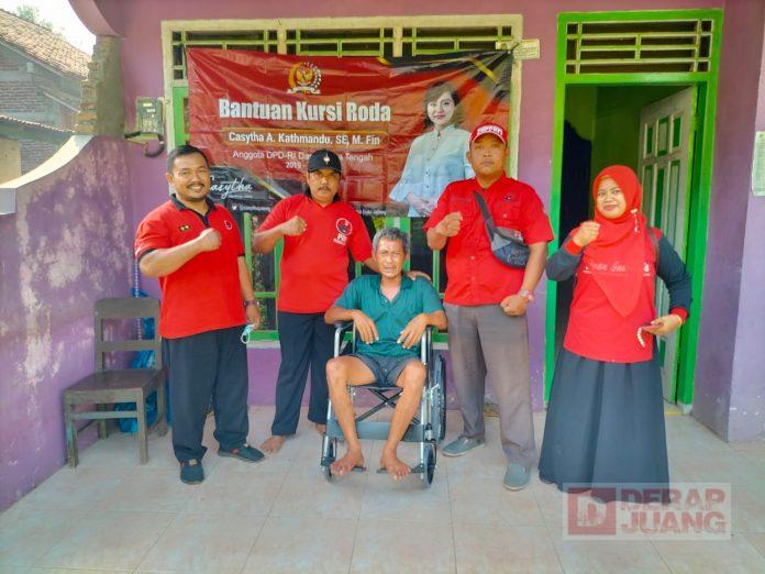 Cahyo Serahkan Bantuan Kursi Roda dari Mbak Casytha Kepada Warga di 2 Desa Ampuannya