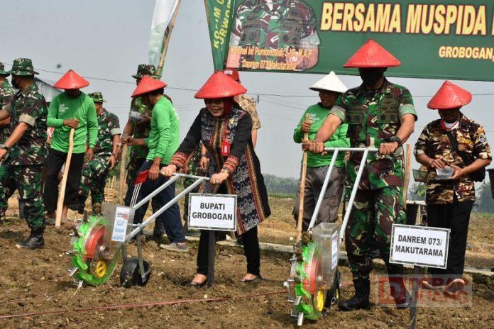 Dukung Ketahanan Pangan, Sri Sumarni Tanam Jagung Komando Resor 073