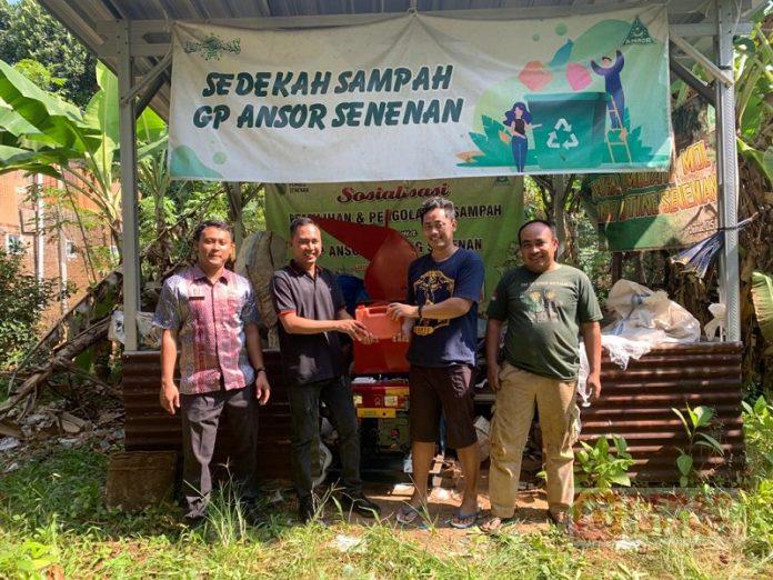 Dukung Program Bank Sampah GP Ansor Senenan, Bobby Serahkan Alat Pemotong Plastik
