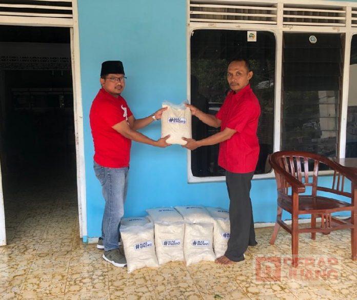 Endro Dwi Cahyono Serahkan Bantuan Beras Bagi Kader Partai Gembong Pati