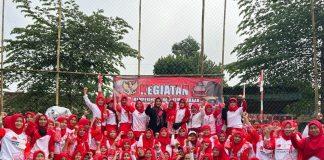 Galang Latihan Sicita, Bu Ito Berikan Alat Peraga Senam