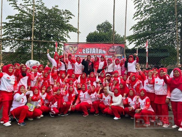 Galang Latihan Sicita, Bu Ito Berikan Alat Peraga Senam