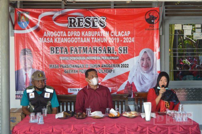 Gelar Reses di Tritih Kulon, Beta Bagikan Doorprize