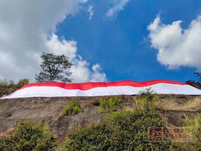 HUT RI ke-77, DPC PDI Perjuangan Kab. Semarang Kibarkan Bendera Raksasa