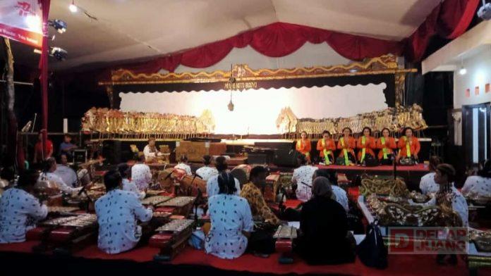 Hadiri Pegelaran Wayang Kulit, Wawan Beri Apresiasi SSS