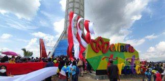 Bupati Husein Hadiri Pengibaran Kain Merah Putih Sepanjang 45 Meter di Menara Teratai Purwokerto