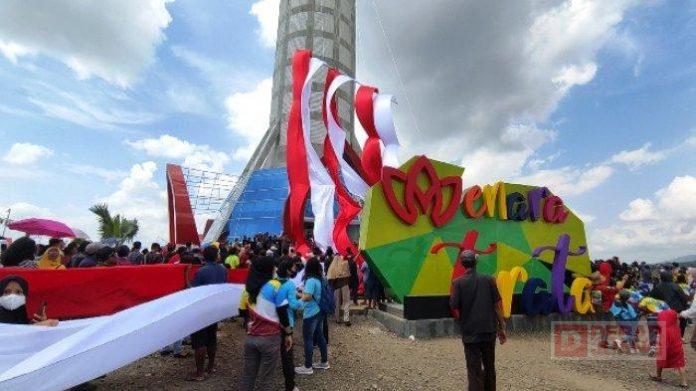 Husein Hadiri Pengibaran Kain Merah Putih Sepanjang 45 Meter di Menara Teratai Purwokerto(2)