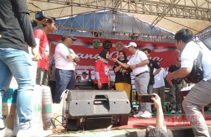 Jalan Sehat Bersama Warga Pecangaan, Aa Ipunk Berikan Bantuan Peralatan Olahraga