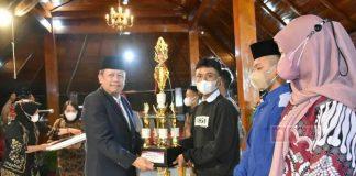 Malam Resepsi Hari Kemerdekaan, Bambang Serahkan Piala K3