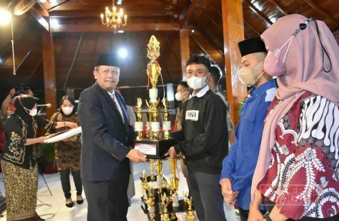 Malam Resepsi Hari Kemerdekaan, Bambang Serahkan Piala K3