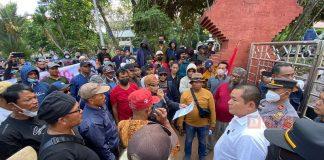 Masan Temui Langsung Massa Aksi di Depan Gedung DPRD Kudus