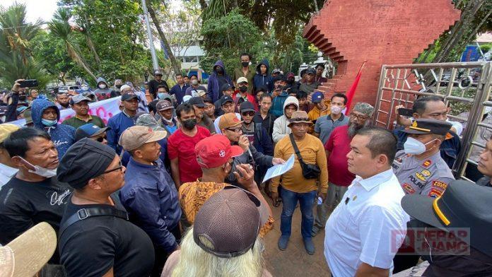 Masan Temui Langsung Massa Aksi di Depan Gedung DPRD Kudus