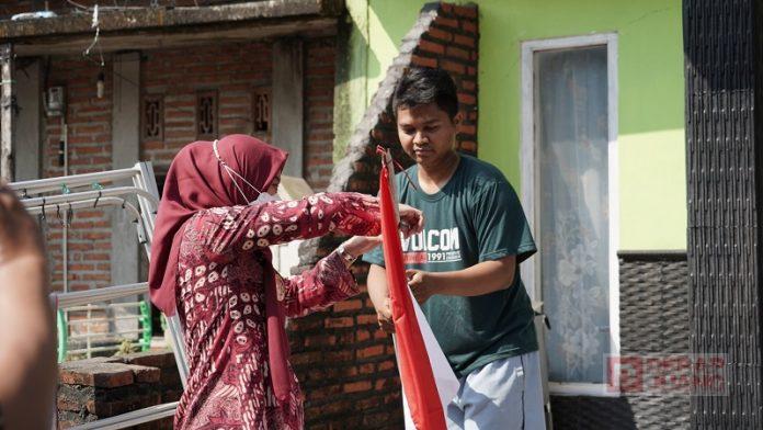 Mbak Eisti Inspeksi Ketaatan Masyarakat Pasang Bendera Merah Putih
