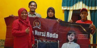 Mbak Eka Salurkan Bantuan Kursi Roda dari Mbak Casytha Kepada Penyandang Disabilitas