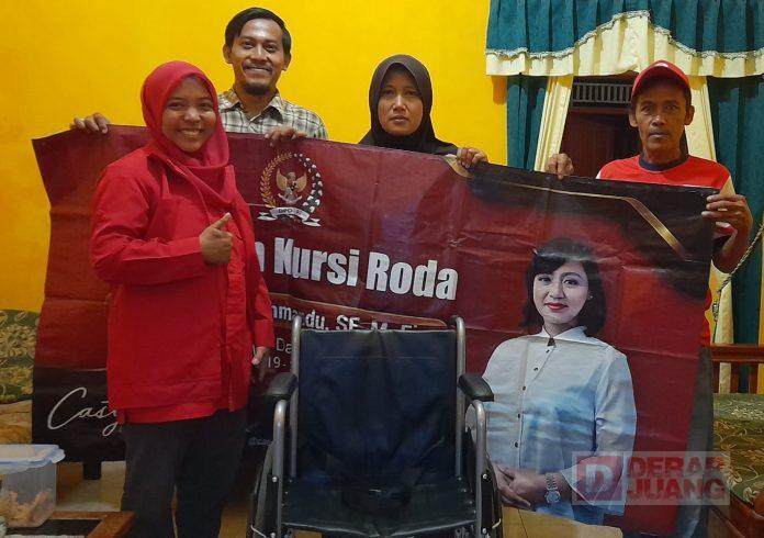 Mbak Eka Salurkan Bantuan Kursi Roda dari Mbak Casytha Kepada Penyandang Disabilitas