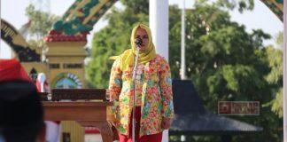 Mbak Etik Menjadi Pembina Serenade Sebelum Upacara Penurunan Bendera di Blora