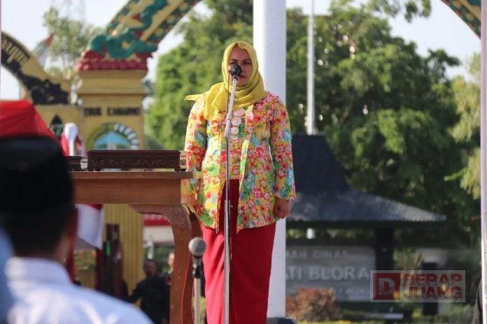 Mbak Etik Menjadi Pembina Serenade Sebelum Upacara Penurunan Bendera di Blora