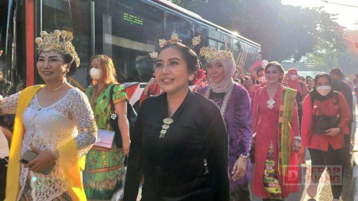 PDI Perjuangan Longmarch ke KPU, Diiringi Penampilan Kebudayaan