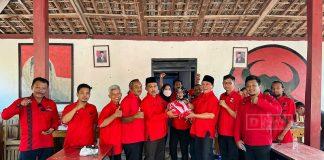 Sambut HUT RI, Kader Banteng Rembang Bagikan Bendera Merah Putih Berhadiah Beras
