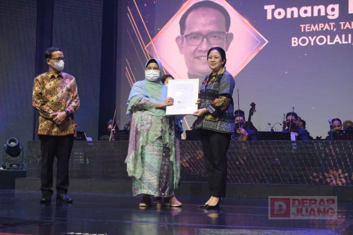 Serahkan-Achmad-Bakrie-Award-Puan-Apresiasi-Dedikasi-Dokter-Tanggulangi-Covid-19