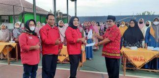 Sri Ruwiyati Serahkan PIP Aspirasi dari Puan Maharani di Banjarnegara