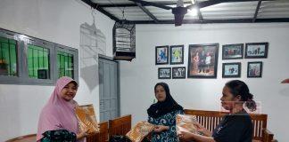 Temui Kader PKK, Dhini Bagikan Baju Kerja Lapangan