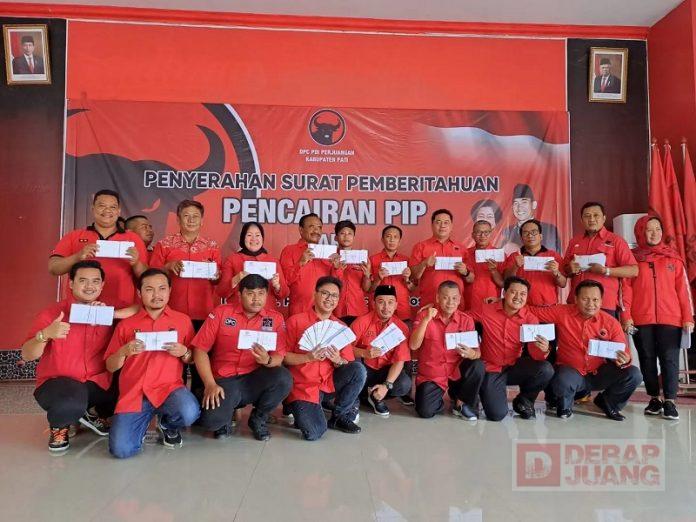 Teruskan Kepedulian Mbak Puan, DPC Partai Pati Bagikan Pencairan PIP