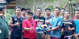 Tunjang Kegiatan Porcam, Anwar Serahkan 16 Bola dan Kaos Tim di Kec. Mandiraja