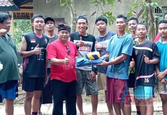 Tunjang Kegiatan Porcam, Anwar Serahkan 16 Bola dan Kaos Tim di Kec. Mandiraja