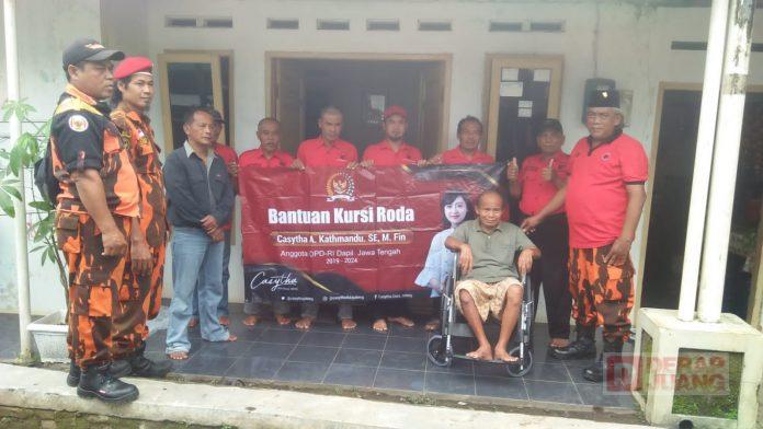 Turun Dapil, Ndan Nova Berikan Kursi Roda dari Mbak Casytha