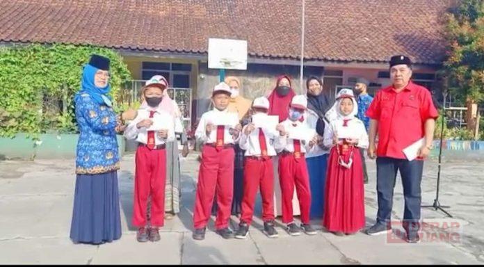 Upacara Perayaan HUT RI ke-77, Edy Shinchan Berikan Bantuan PIP Aspirasi Mbak Puan
