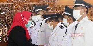 Mbak Yuni Lantik dan Berikan Arahan untuk 6 Kepala Desa PAW