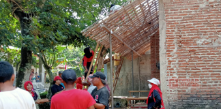 Endang Suprapti Bersama Kader Partai dan Warga Bantu Korban Kebakaran