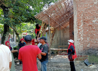 Endang Suprapti Bersama Kader Partai dan Warga Bantu Korban Kebakaran